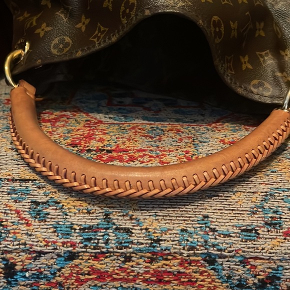 Louis Vuitton - Picture 5 of 7